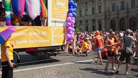 Personas-Sentadas-En-Silencio-En-La-Calle-Detrás-De-Un-Vehículo-En-La-Marcha-Del-Orgullo-Gay-En-Honor-A-Las-Víctimas-Del-Vih