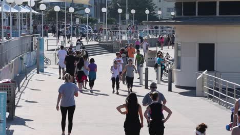 Gente-De-Todas-Las-Edades-Disfrutando-De-Un-Paseo-Por-El-Paseo-Marítimo-De-Bondi-Beach,-Sydney,-Australia,-En-Primavera