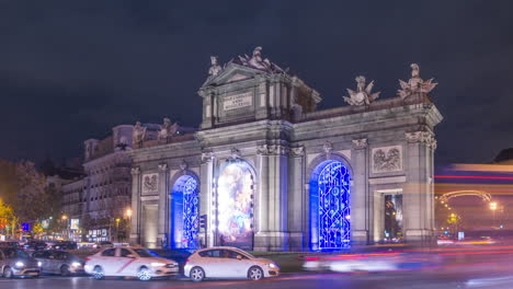 Timelapse-of-Puerta-de-Alcalá-Landmark-during-night,-Christmas-lights