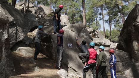 Bergsteiger-In-Den-Himalaya-bergen,-Die-Den-Berg-Besteigen