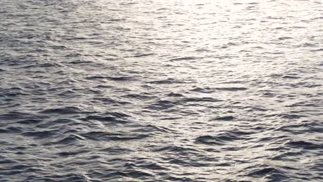 Schöne-Ozeanoberfläche-Mit-Sonnenuntergangslicht,-Das-Im-Wasser-Reflektiert-Wird