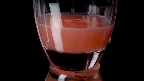 Grapefruitsaft-In-Ein-Glas-Gießen,-Etwas-Davon-Schwappt-über