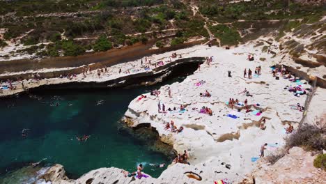 Video-De-Malta,-La-Piscina-De-San-Pedro-En-Un-Día-Soleado-De-Verano