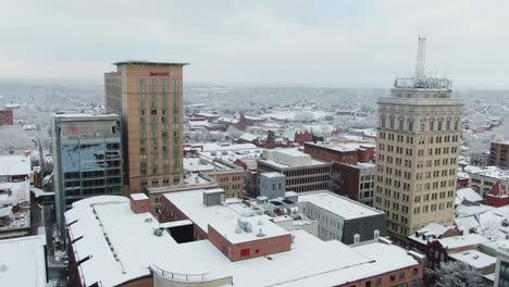 Skyline-Von-Lancaster,-Pa,-Innenstadt-Mit-Graustem-Wolkenkratzer,-Auch-Bekannt-Als-Lancaster-Föderalgebäude-Und-Marriott-Hotel