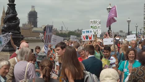Demonstranten-Gegen-Den-Klimawandel-Versammeln-Sich-Entlang-Der-Themse-Und-Vor-Dem-Parlament,-Denn-Jetzt-Finden-Friedliche-Proteste-Statt