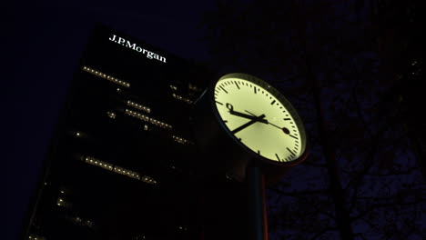 Low-Angle-Shot-Von-Jp-Morgan-Building-Mit-Enger-Sicht-Auf-Eine-Uhr-In-Zeitlupe