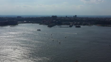 Hochfliegende-Drohne-Aus-Der-Luft,-Schwenken-Sie-Nach-Rechts,-Während-Sie-Boote-Im-Hudson-River-Mit-Blick-Auf-New-Jersey-Betrachten