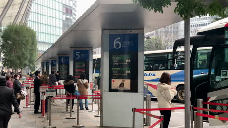 People-waiting-and-lineup-at-bus-stop-terminal-front-to-Yaesu-Central-entrance-exit-of-Tokyo-Station