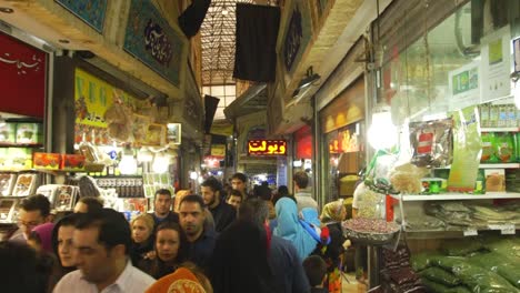 Multitudes-Caminando-Por-El-Bazar-Tajrish-En-Teherán,-Irán