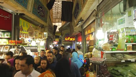 Menschenmassen-Zu-Fuß-Durch-Den-Tadschrischen-Basar-In-Teheran,-Iran