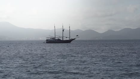 Barco-Pirata-Navegando-En-El-Océano-Con-Una-Niebla-Distante