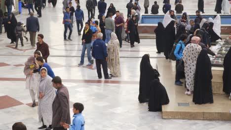 Gente-Afuera-Visitando-La-Mezquita-Imamzadeh-Saleh-En-Teherán,-Irán
