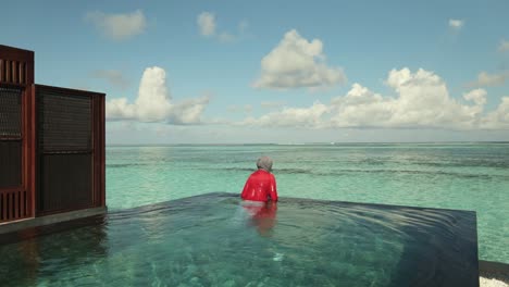 Mujer-Nada-En-Una-Piscina-Infinita-Privada-En-Un-Hermoso-Resort-De-Lujo-En-Las-Maldivas