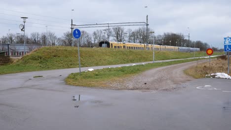 Tren-Que-Sale-De-La-Estación-Maria,-Helsingborg