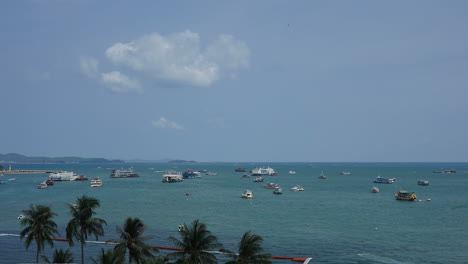Time-lapse-beautiful-city-scape-of-Pattaya-with-a-lot-of-boat-around-sea-ocean-bay-in-Thailand