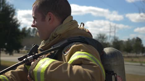 Feuerwehrmann-Legt-Brandbekämpfungsausrüstung-Mit-Lufttank-An,-Um-Bereit-Zu-Sein,-Ein-Feuer-Zu-Bekämpfen
