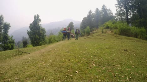 Montañeros-Del-Himalaya-De-Un-Instituto-De-Formación-De-Montañismo-En-Su-Camino-Hacia-El-Sendero