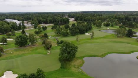 Campo-De-Golf-Verde-En-Suecia,-Disparo-De-Arco-Aéreo