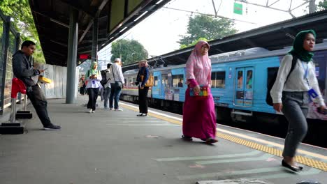 train-arrive-at-railway-station