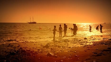 Increíble-Destino-De-Playa-Personas-Siluetas-Roca-Volcánica-Costa-A-La-Hora-Dorada-Viajes-Vacaciones-Vacaciones-Tiempo-Libre-Tranquilidad-Serenidad-Relajado-Junto-Al-Mar-Paraíso-Puesta-De-Sol-Fiesta-Actividad-De-Verano