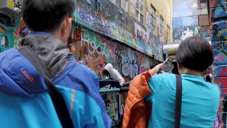 Touristen,-Die-Graffiti-kunstwerke-In-Der-Strumpfhose-Melbourne-Cbd-Besuchen