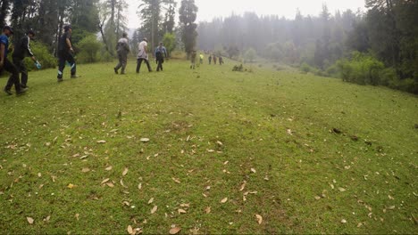 Montañeros-Del-Himalaya-De-Un-Instituto-De-Formación-De-Montañismo-En-Su-Camino-Hacia-El-Sendero