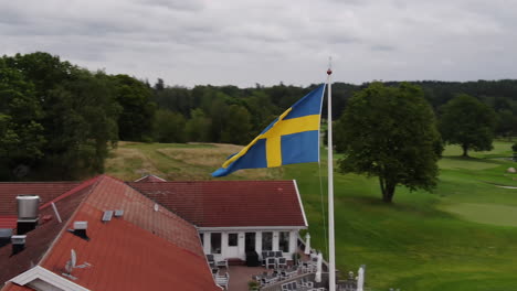 Die-Schwedische-Flagge-Weht-An-Einem-Bewölkten-Tag-Auf-Dem-Golfplatz-Am-Himmel