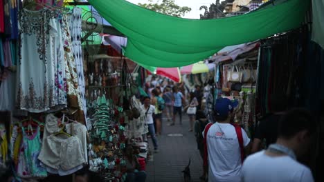 Toma-En-Cámara-Lenta-De-Una-Multitud-De-Turistas-Caminando-Y-Comprando-En-Un-Mercado-Al-Aire-Libre-En-Bali,-Indonesia