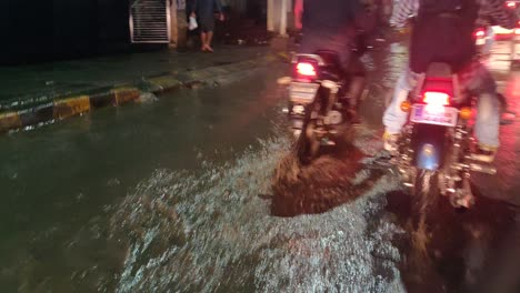 Conducir-En-Una-Carretera-Llena-De-Agua