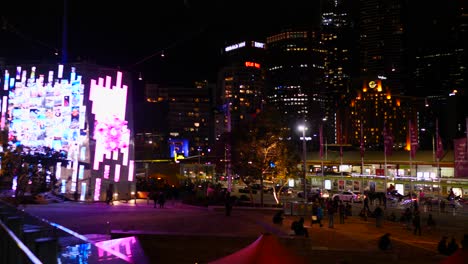 Fed-Square-New-Digital-Experience-Initiative-Bei-Nacht-Federation-Square-Nächtliche-Digitale-Bildschirmkunst