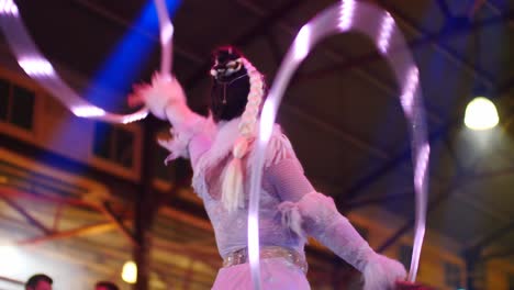 Hula-Hooper-In-Victoria-Night-Market,-Während-Der-Wintersaison,-Juli,-2019-Queen-Victoria-Market-Nachts-Im-Winter