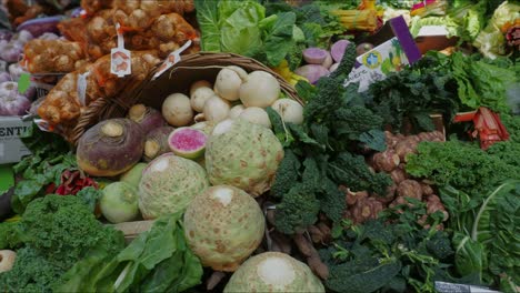 Slow-Pan-Rl-Y-Hacia-Arriba-A-Través-De-Una-Variedad-De-Verduras-Frescas-En-Exhibición-En-Un-Puesto-En-El-Mercado-En-Southwark,-Londres