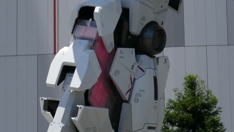 03.-Mai-2018,-Tokio,-Japan---Eine-Lebensgroße-Einhorn-Gundam-Statue,-Die-Außerhalb-Der-Odaiba-Diver-City-Tokyo-Plaza-Ausgestellt-Ist