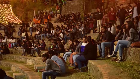 Estudiantes-Universitarios-Sentados-En-Un-Anfiteatro