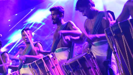 Un-Grupo-De-Artistas-Interpretando-Chenda-Melam-singari-Melam-En-Un-Festival-Universitario-De-Arquitectura-En-Kerala