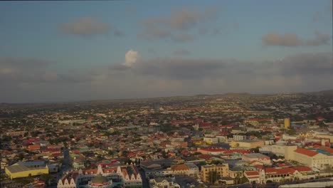 Vista-Aérea-De-Las-Casas-En-La-Ciudad-Oranjestad-De-Aruba-Con-Un-Cielo-Azul