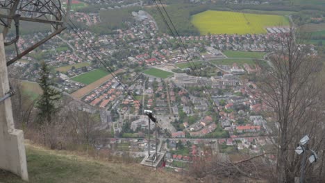 Salève-cable-car-leaving-the-top-station-going-down-from-the-mountain,-still-shot-during-overcast-day