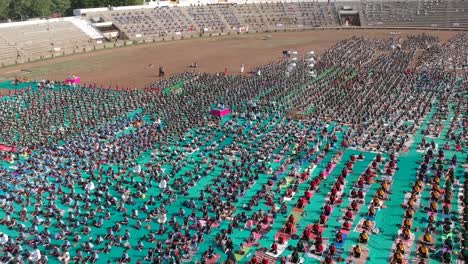 Imágenes-Aéreas-De-Personas-Haciendo-Yoga-En-Un-Estadio-En-Ahmednagar,-India,-Con-Motivo-Del-Día-Internacional-Del-Yoga-Junto-Con-Estudiantes-De-La-Escuela