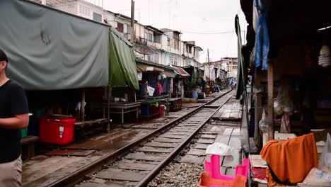 Eine-Aufregende-Zugfahrt-Zum-Mae-Klong-Eisenbahnmarkt