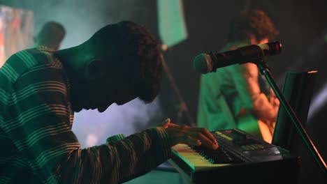 Músico-Tocando-El-Teclado-Durante-Un-Festival-Universitario-De-Arquitectura-En-Kerala