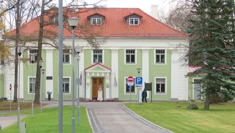 La-Escuela-De-Arte-Aluksne-Se-Encuentra-En-El-Antiguo-Castillo-De-Aluksne