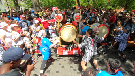 Montreal,-Kanadatag,-Trommler-In-Ganz-Kanada-Versuchen-Den-Größten-Trommelwirbelrekord,-Guinness-weltrekordversuch,-Leute-Beobachten-Percussion-Und-Trommeln-Außerhalb-Einer-Show-Im-Park,-Sommerfest,-Musik