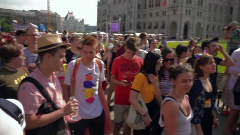 Gente-Colorida-Preparándose-Para-Marchar-En-El-Orgullo-De-Budapest,-Comenzando