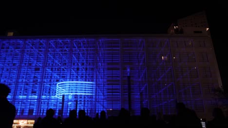 Espectáculo-De-Luces-3d-En-La-Pared-Exterior-Plana-De-Un-Gran-Edificio-En-Un-Evento-De-Resplandor-En-Eindhoven