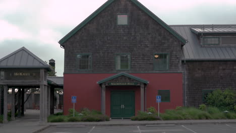 Entrada-Del-Macdonald-Hall-En-Bandon-Dunes-Golf-Resort,-Un-Salón-Con-El-Pub-Mckee&#39;s-Adyacente,-Con-Vista-Al-Campo-De-Golf