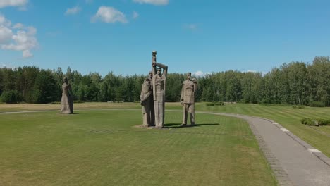 Luftaufnahme-Von-Kolossalstatuen-In-Der-Gedenkstätte-Salaspils,-Lettland