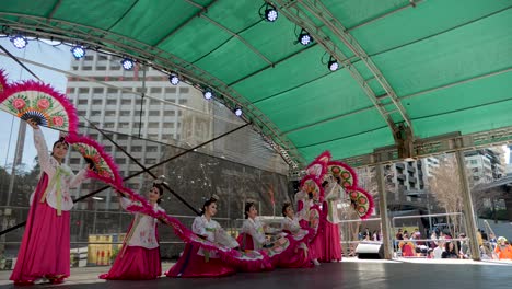 Südkorea-Kultur,-Tanzperformance,-Frauen,-Kleid,-Traditionell,-Asiatischer-Koreanischer-Traditioneller-Fächertanz,-Buchaechum