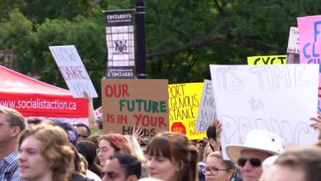 Multitud-De-Marcha-De-Cambio-Climático-Global-Con-Carteles