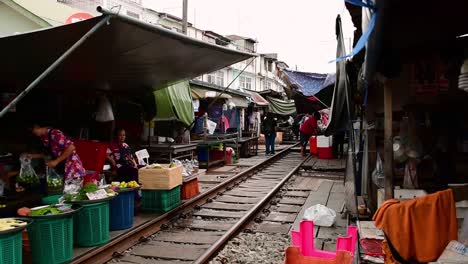 Eine-Aufregende-Zugfahrt-Zum-Mae-Klong-Eisenbahnmarkt