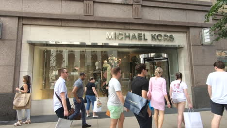 Vorderansicht-Des-Ladens,-Michael-Kors-Außerhalb-Des-Ladens,-Vitrinenansicht-An-Der-Michigan-Avenue,-Chicago,-Vereinigte-Staaten,-USA,-Menschen-Und-Touristen-Beim-Einkaufen,-Gehen,-Vorbeigehen